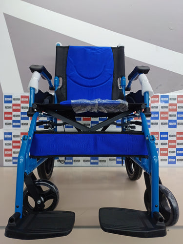 Mobiclinic, Modelo pirámide, Silla de ruedas ortopédica tránsito, Para minuválidos y ancianos, Plegable, Aluminio, Freno en manetas, Reposapiés, Reposabrazos, Ligera, Azul, Asiento 46 cm